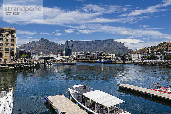 Am Hafen der Victoria and Alfred Waterfront in Kapstadt vertäute Boote mit dem Devil's Peak und dem Tafelberg im Hintergrund; Kapstadt  Westkap  Südafrika