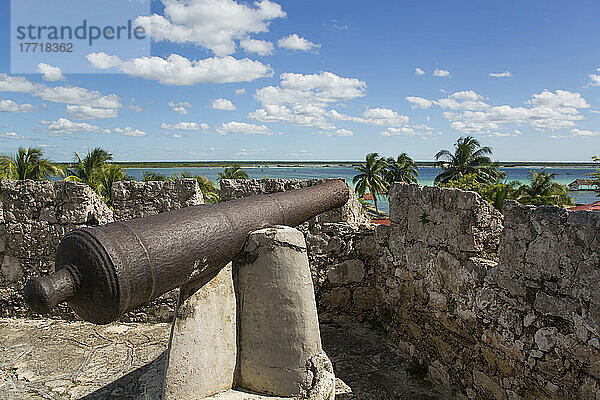Koloniale Kanone  Fort de San Felipe  gegründet 1725  Bacalar  Mexiko; Bacalar  Quintana Roo  Mexiko