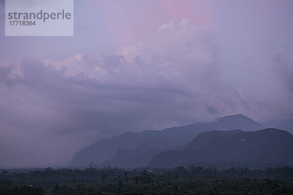 Dramatische Wolken bei Sonnenuntergang über dem Regenwald und den Bergen des Gunung Mulu National Park; Sarawak  Borneo  Malaysia