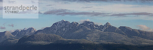 Neuschnee auf den Gipfeln der Golden Ears   die zu den Garibaldi Ranges in den Coast Mountains gehören; British Columbia  Kanada