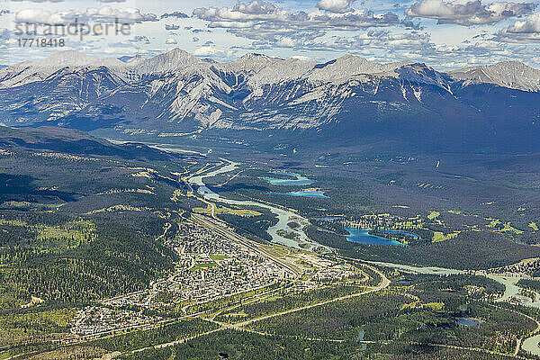 Blick auf die Stadt Jasper im Athabasca River Valley vom Gipfel des Whistlers in der Nähe der Skytram-Oberstation im Jasper National Park; Jasper  Alberta Kanada
