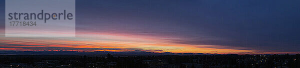 Mount Baker in der Ferne entlang des dunklen Horizonts und des leuchtenden Himmels bei Sonnenuntergang  von Surrey  BC aus gesehen; Surrey  British Columbia  Kanada