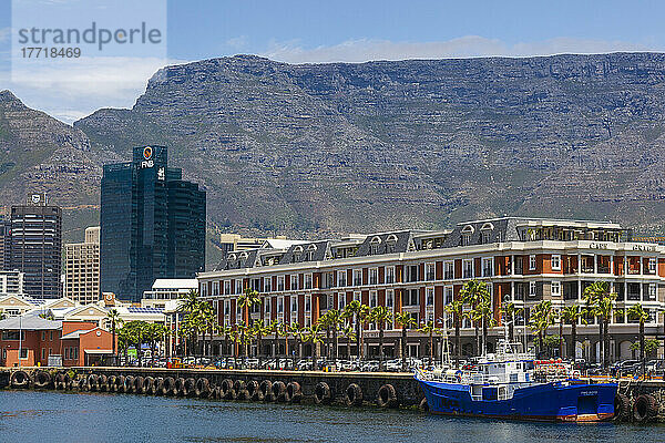 Das Cape Grace Hotel mit Bürogebäuden und dem Tafelberg im Hintergrund entlang des Hafens an der Victoria and Alfred Waterfront in Kapstadt; Kapstadt  Westkap  Südafrika