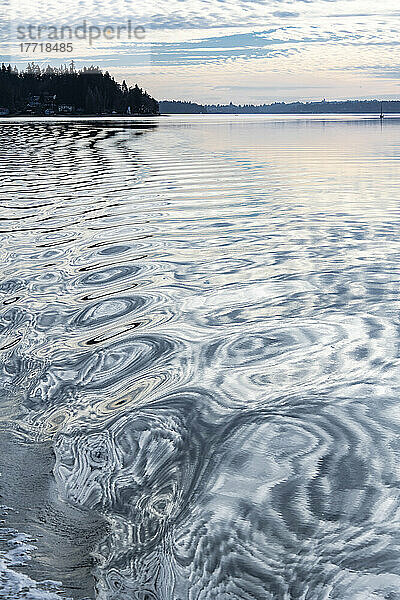 Die sich wiederholenden Reflexionsmuster des Kielwassers hinter einem Boot  das Budd Inlet  Puget Sound  Washington  USA  durchquert; Olympia  Washington  Vereinigte Staaten von Amerika