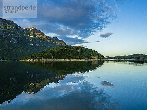 Spiegelung von Bergen und bewaldeter Insel bei Sonnenuntergang im Geographic Harbor; Katmai National Park and Preserve  Alaska  Vereinigte Staaten von Amerika