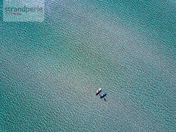 Luftaufnahme von zwei Paddelboardern in der Balandra-Bucht auf dem türkisfarbenen Ozean; Baja California Sur  Mexiko