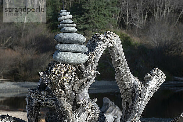 Ein Steinhaufen  aufgeschichtet auf Treibholz am Ruby Beach auf der Olympic Peninsula im Olympic National Park im Bundesstaat Washington; Kalaloch  Washington  Vereinigte Staaten von Amerika