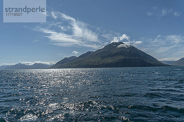 Berge in der Nähe von Akureyri  der viertgrößten Stadt Islands  am Fuße des Eyjafjorour-Fjords in Nordisland; Akureyri  Nordöstliche Region  Island