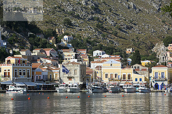 Am Ufer vertäute Boote im Hafen von Gialos  Insel Symi (Simi); Dodekanes-Inselgruppe  Griechenland