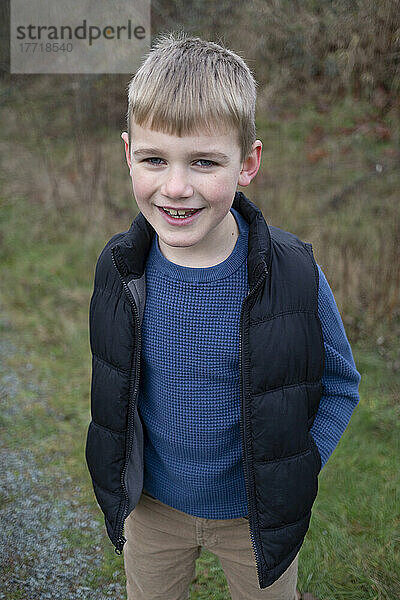 Porträt eines kleinen Jungen im Freien; Aldergrove  British Columbia  Kanada