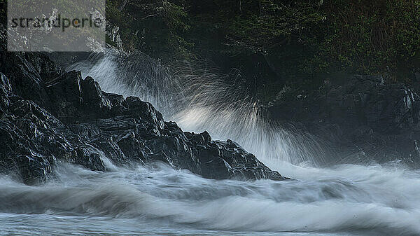 Sturmbeobachtung am Strand von Cox Bay  Vancouver Island; British Columbia  Kanada