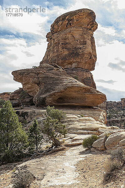 Gestapelte Felsen und interessante Geologie am Big Spring Canyon Overlook im Canyonlands National Park; Moab  Utah  Vereinigte Staaten von Amerika