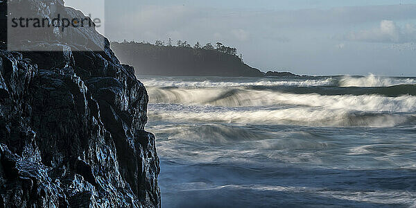 Zerklüftete Felsen entlang der Küstenlinie am Cox Bay Beach  Vancouver Island; British Columbia  Kanada