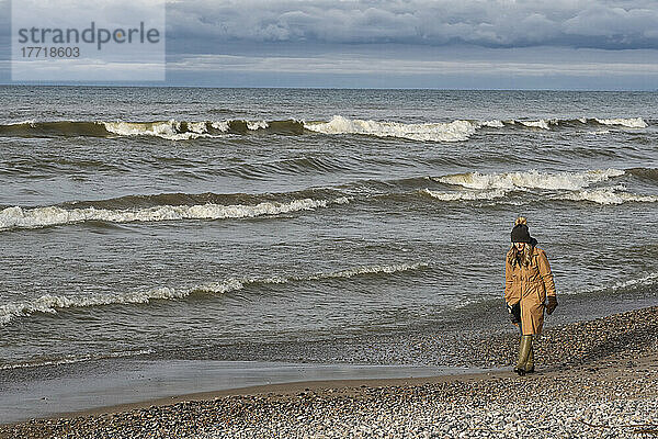Frau  die am Ufer des Huron-Sees in Ontario spazieren geht; Grand Bend  Ontario  Kanada