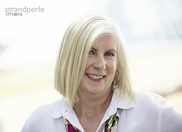 Nahaufnahme eines Porträts einer reifen Frau mit weißem Haar; Edmonton  Alberta  Kanada