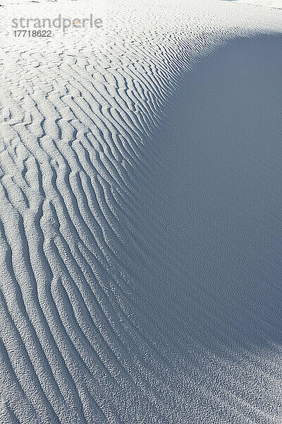 Windmuster auf dem weißen Gipssand im White Sands National Monument; Alamagordo  New Mexico  Vereinigte Staaten von Amerika