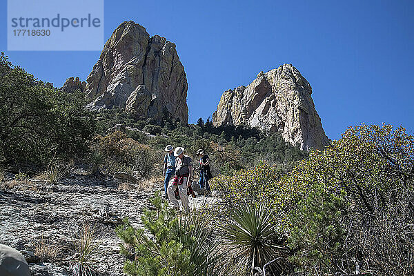 Wanderer unter den zerklüfteten Felsen des Cave Creek Canyon in den Chiricahua Mountains im Südosten Arizonas; Arizona  Vereinigte Staaten von Amerika