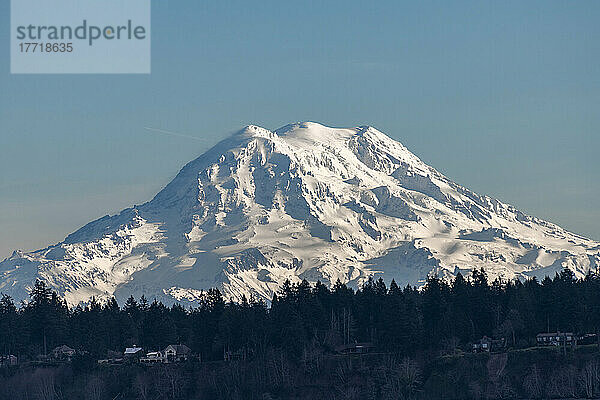 Eine sehr klare Sicht auf Mount Rainier von der Dana Passage  South Puget Sound  Washingon  USA; Washington  Vereinigte Staaten von Amerika