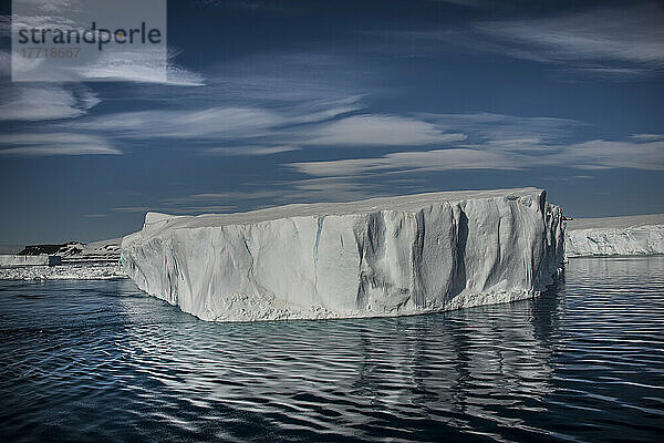 Riesige Eisberge im Antarktischen Sund  einem Gebiet östlich von Anderson Island; Antarktis