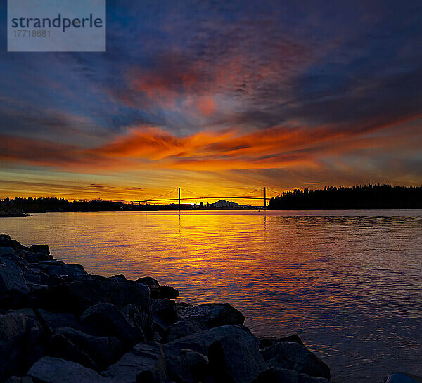 Brillante Farben eines Sonnenaufgangs von der Uferpromenade in West Vancouver aus gesehen  mit Blick auf die Lions Gate Bridge in der Ferne; West Vancouver  British Columbia  Kanada