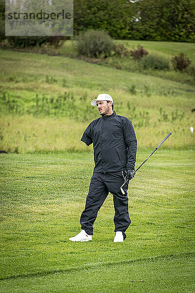 Einarmiger Amputierter steht mit Golfschläger auf dem Golfplatz; Okotoks  Alberta  Kanada