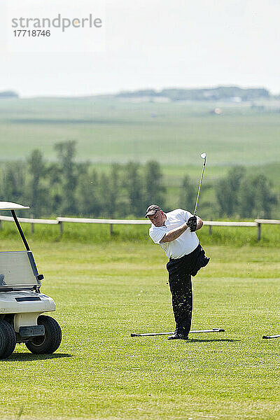 Amputierter nimmt einen Schwung auf dem Golfplatz; Okotoks  Alberta  Kanada