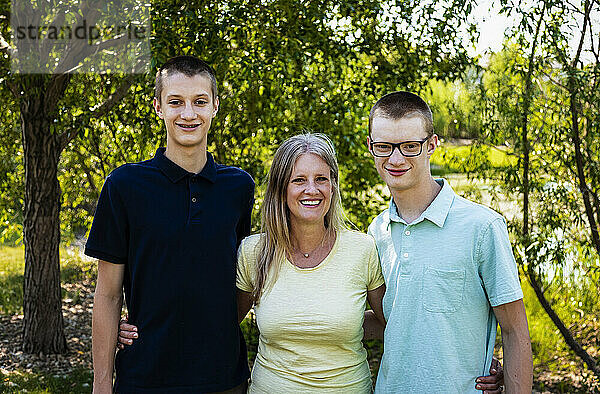 Außenporträt einer Mutter mit zwei Söhnen; Edmonton  Alberta  Kanada