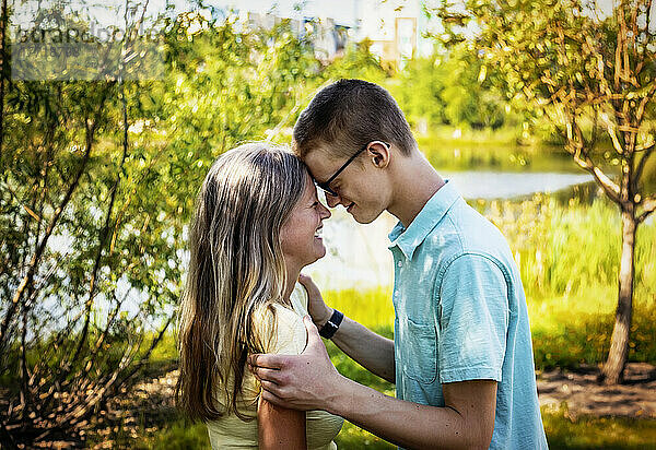 Junger Mann verbringt Zeit mit seiner Mutter in einem Park; Edmonton  Alberta  Kanada
