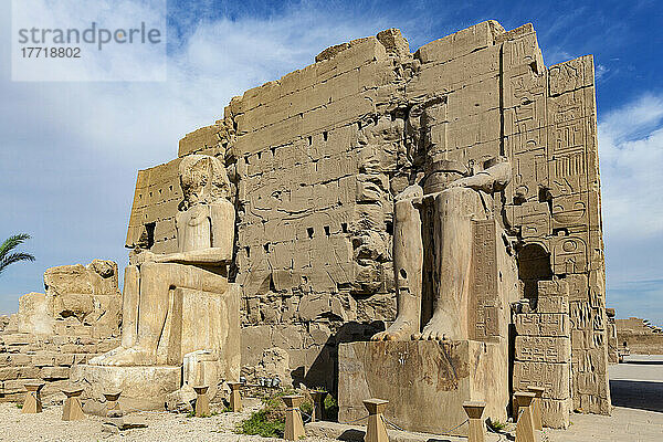 Statuen am achten Pylon in Karnak  errichtet von Königin Hatschepsut  einschließlich der Kalksteinstatue von König Amenhotep I.; Luxor  Ägypten