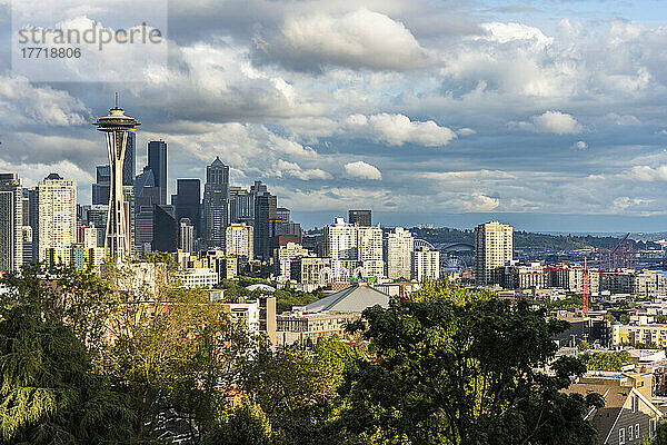 Downtown Seattle mit der ikonischen Space Needle und den stereotypischen Wolken; Seattle  Washington  Vereinigte Staaten von Amerika