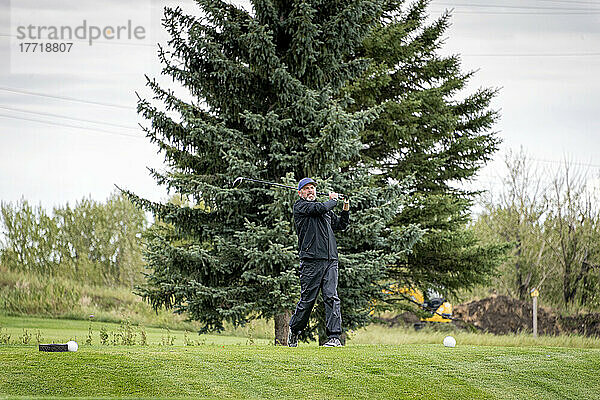 Amputierter mit Ein-Arm-Prothese beim Schwingen auf dem Golfplatz; Okotoks  Alberta  Kanada