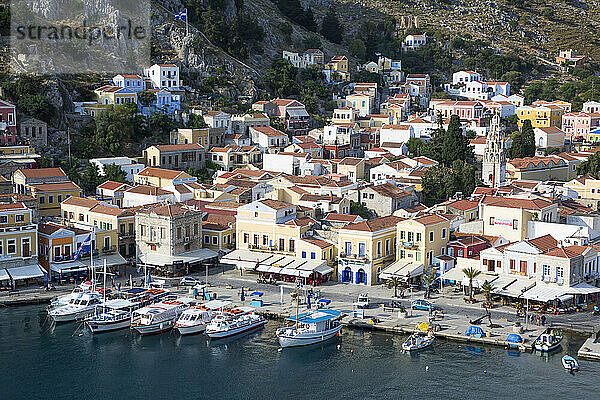 Überblick über die am Ufer vertäuten Boote im Hafen von Gialos  Insel Symi (Simi); Dodekanes-Inselgruppe  Griechenland