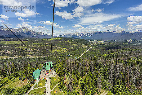 Luftaufnahme von Jasper und der Skytram-Talstation von einer Skytram-Hütte im Jasper National Park; Jasper  Alberta  Kanada