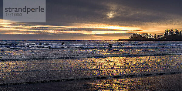 Long Beach bei Sonnenuntergang  der größte und längste Strand im Pacific Rim National Park Reserve an der Westküste von Vancouver Island; British Columbia  Kanada