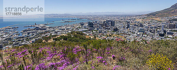 Überblick über den Hafen von Kapstadt mit Blick auf die Uferpromenade und die Skyline der Stadt vom Signal Hill aus; Kapstadt  Westkap-Provinz  Südafrika