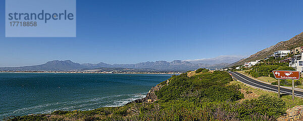 Landschaftliche Ansicht der R44 Küstenstraße von Hermanus nach Kapstadt; Kapstadt  Westkap  Südafrika
