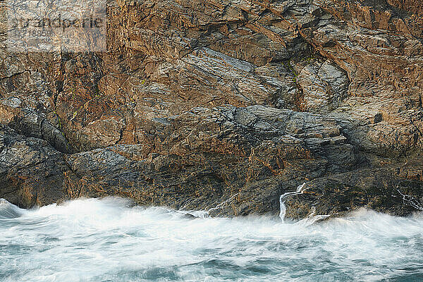 Bewegungsunschärfe der Brandung entlang der felsigen Küstenlinie  Trevose Head  nahe Padstow  Cornwall  Großbritannien; Cornwall  England