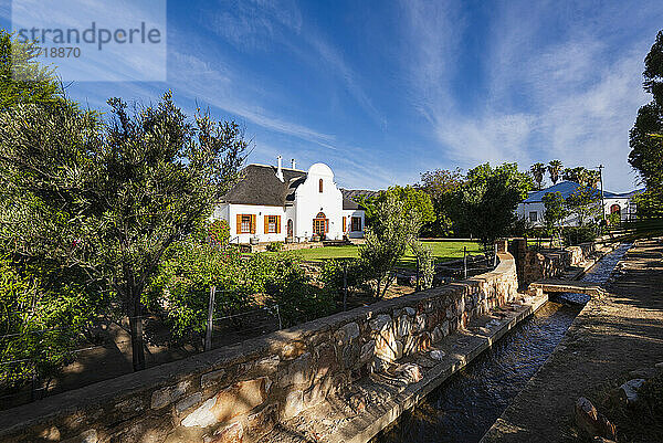 Traditionelle kapholländische Architektur und die Wasserkanäle des Lei Water Systems  die die Stadt Prince Albert mit Wasser aus den Swartbergen versorgen; Westkap  Südafrika