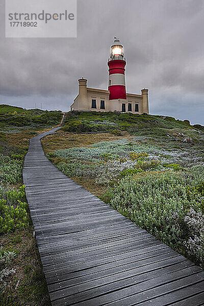 Holzsteg über das Moor  der zum Cape Agulhas-Leuchtturm am Cape Agulhas führt  dem südlichsten Punkt des afrikanischen Kontinents und der maritimen Grenze zwischen dem Indischen und dem Atlantischen Ozean im Agulhas-Nationalpark; Westkap  Südafrika