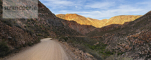 Straße von Prince Albert zu den Bergklippen entlang des Swartberg-Passes; Westkap  Südafrika