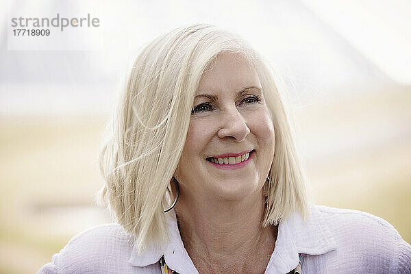 Nahaufnahme eines Porträts einer reifen Frau mit weißem Haar; Edmonton  Alberta  Kanada