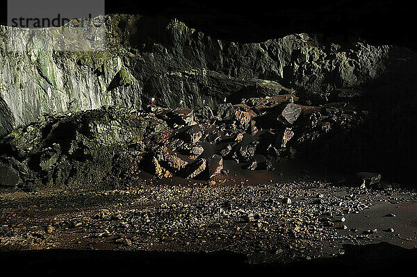 Expeditionsmitglieder des Mulu Cave Project vergrößern einen massiven Höhlengang in der Deer Cave.
