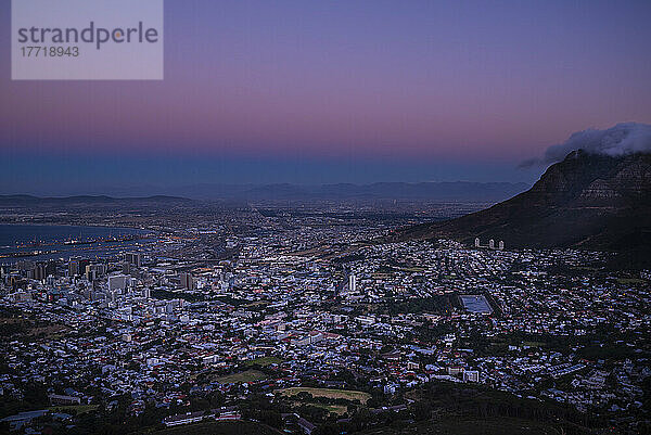 Überblick über die Skyline von Kapstadt vom Signal Hill aus in der Dämmerung mit der Silhouette des Tafelbergs an der Seite; Kapstadt  Westkap-Provinz  Südafrika