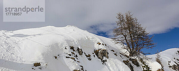 Schneebedeckter Bergrücken in den Dolomiten  Monti Alti di Ornella  Alto Agordino; Provinz Belluno  Venetien  Italien