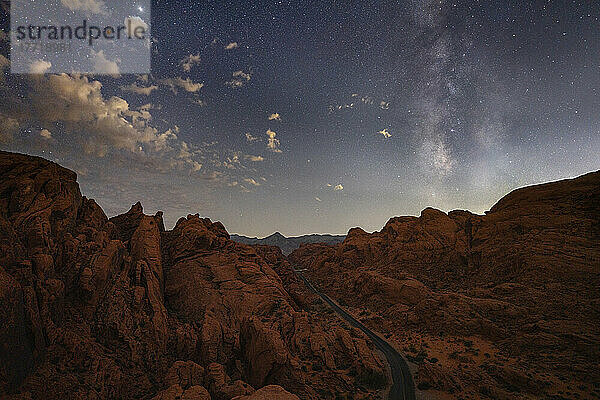 Die Milchstraße über dem Valley of Fire State Park; Nevada  Vereinigte Staaten von Amerika