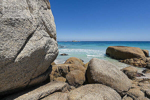 Nahaufnahme der massiven Felsbrocken entlang des Atlantiks am Clifton Beach in Kapstadt; Kapstadt  Westkap  Südafrika