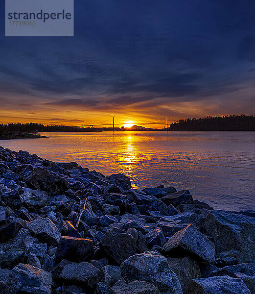 Brillante Farben eines Sonnenaufgangs von der Uferpromenade in West Vancouver aus gesehen  mit Blick auf die Lions Gate Bridge in der Ferne; West Vancouver  British Columbia  Kanada