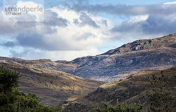 Raue schottische Gebirgskette  aufgeweicht und bereichert durch Herbstlicht; Strathcarron  Highland  Schottland