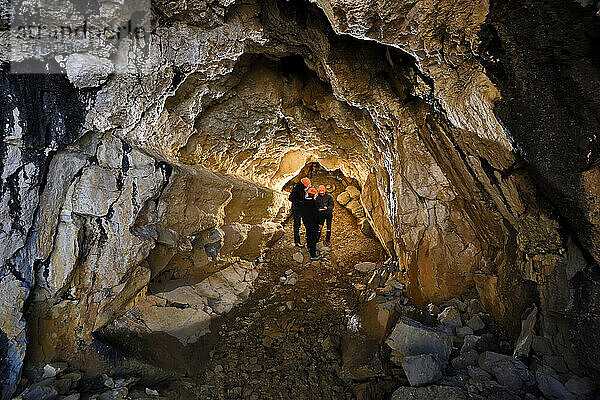 Die Mitglieder einer Expedition zum Klimawandel in Grönland erforschen eine Höhle  die bereits von Forschern und Wissenschaftlern in wissenschaftlichen Abhandlungen beschrieben wurde. Hier machen sie eine erstaunliche historische Entdeckung und erleben den Moment gemeinsam; Grönland