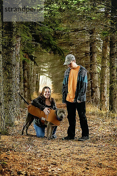 Eine Mutter mit Epilepsie verbringt mit ihrem Sohn  der am Asperger-Syndrom leidet  und seinem Diensthund viel Zeit im Freien; Westlock  Alberta  Kanada